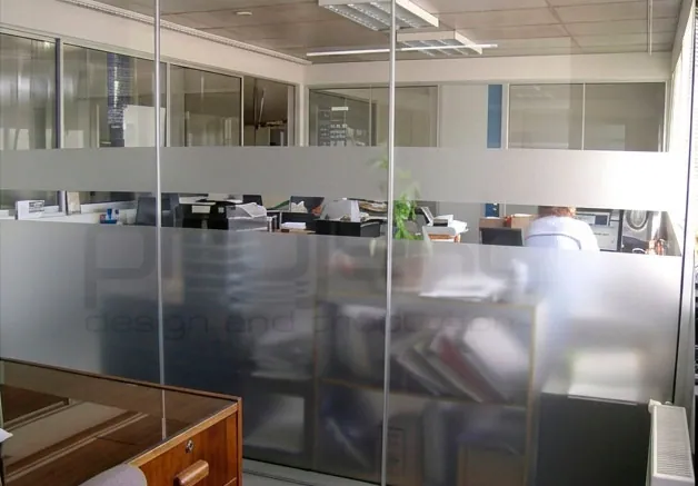 Mamparas de vidrio de una oficina con franja de vinilo esmerilado