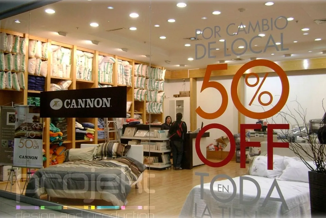 Vitrina de una tienda con vinilo de gran formato aplicado en el vidrio