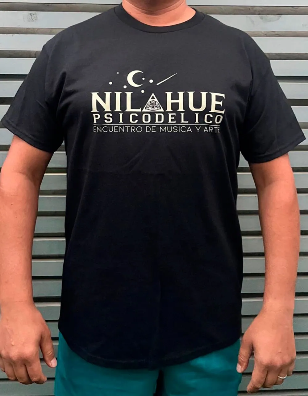 Polera negra con logo estampado en serigrafía